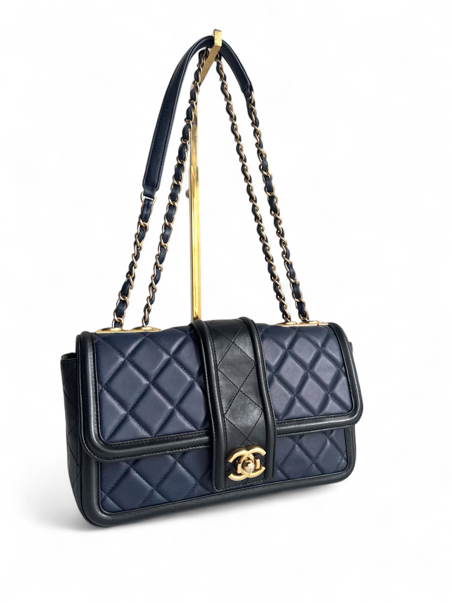 CHANEL Lambskin Quilted Medium Elegant CC Flap Tasche