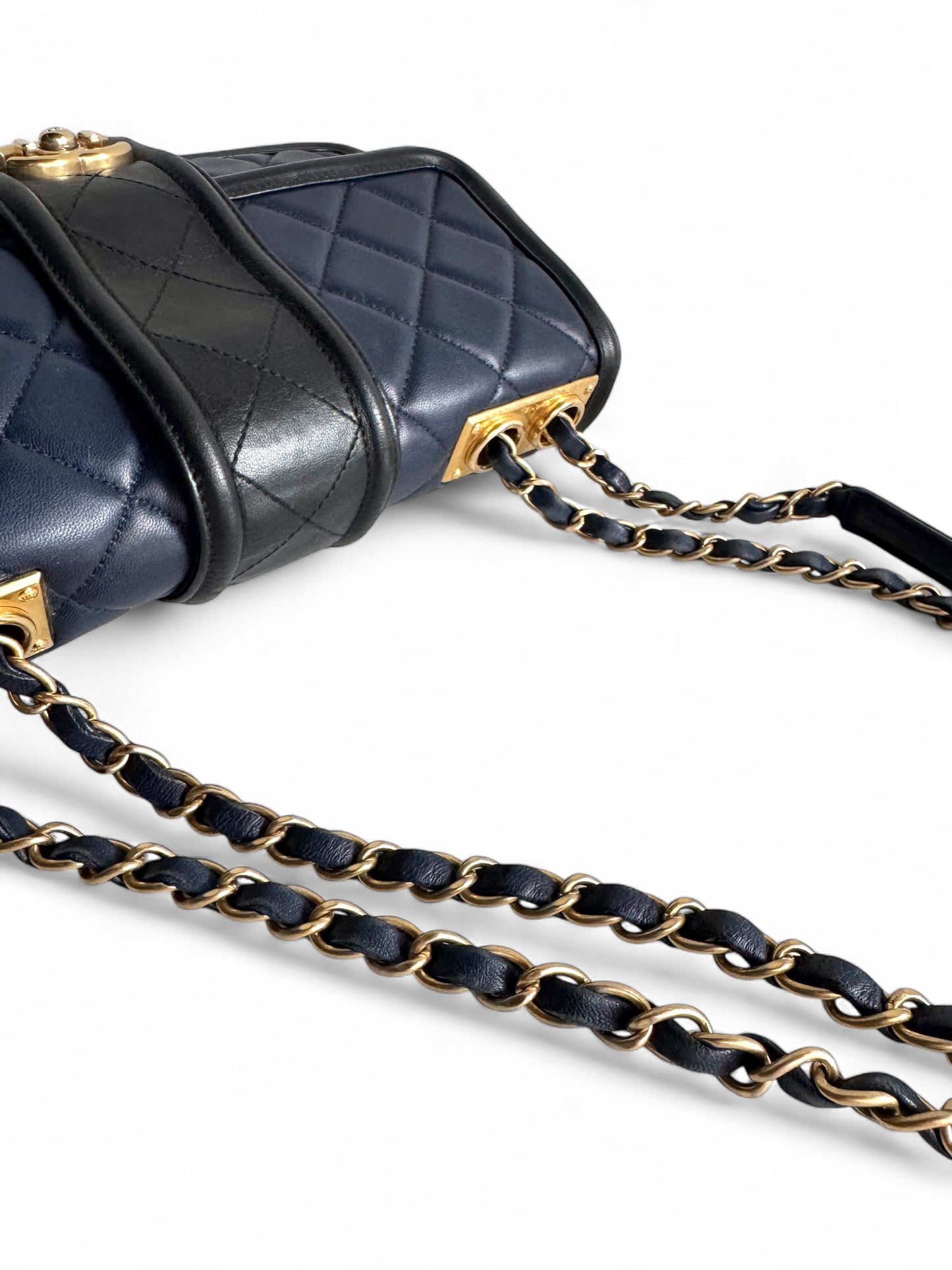 CHANEL Lambskin Quilted Medium Elegant CC Flap Tasche