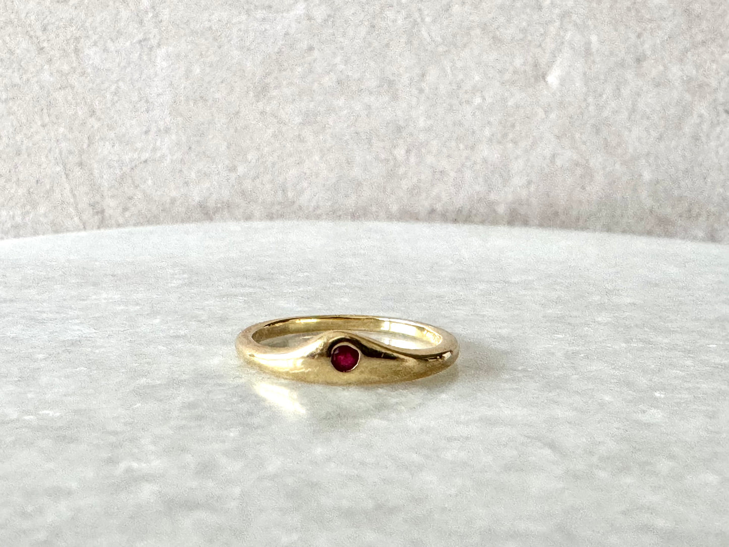 Tiffany & Co. Wave Ring Ruby in 750 Yellow Gold