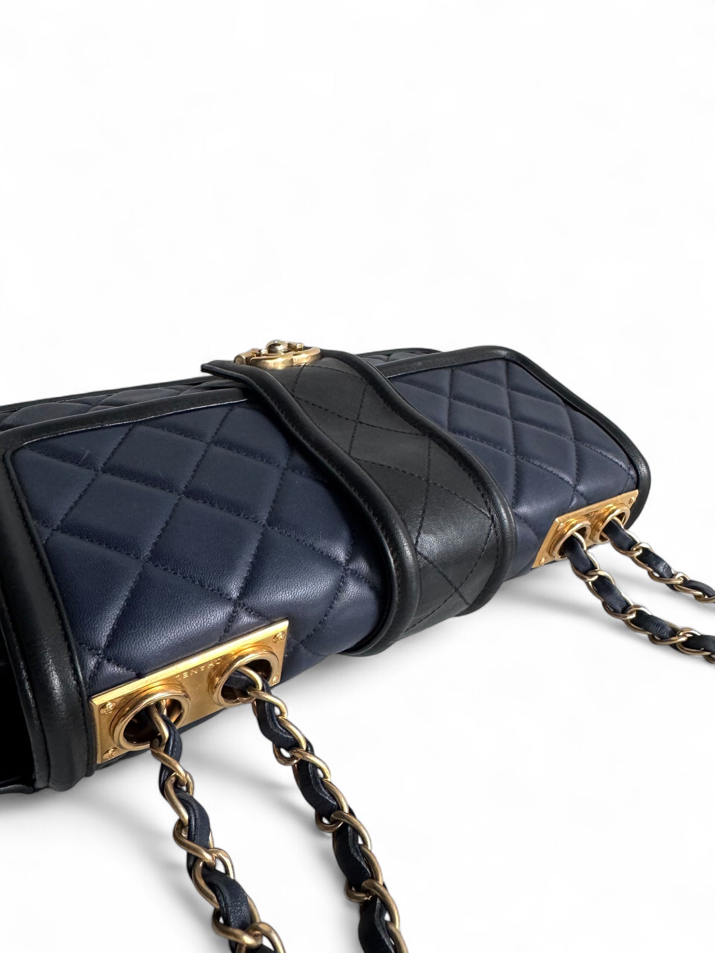 CHANEL Lambskin Quilted Medium Elegant CC Flap Tasche