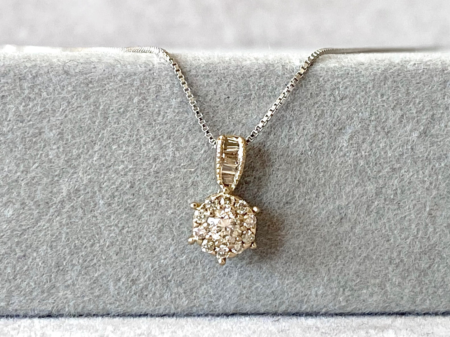 Diamond Pendant in 18K Gold