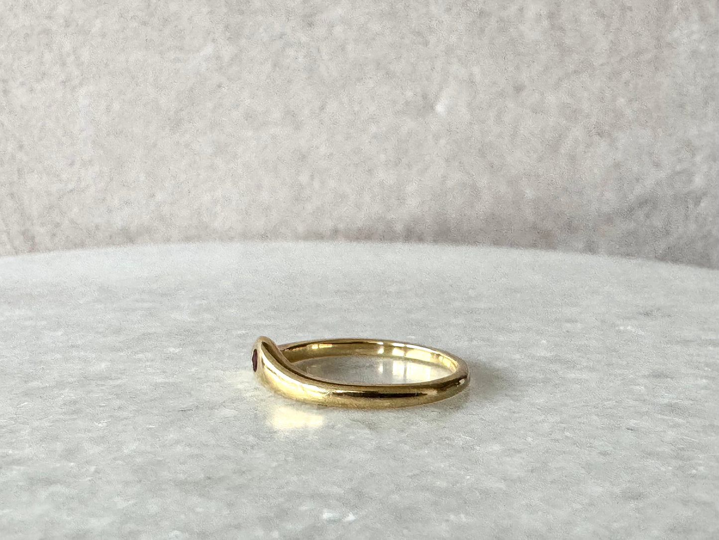 Tiffany & Co. Wave Ring Ruby in 750 Yellow Gold