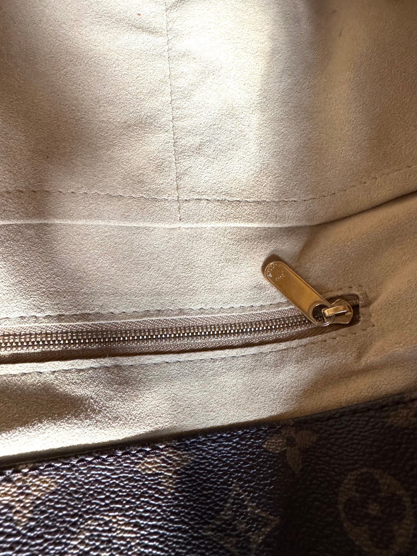 LOUIS VUITTON Monogram Artsy MM
