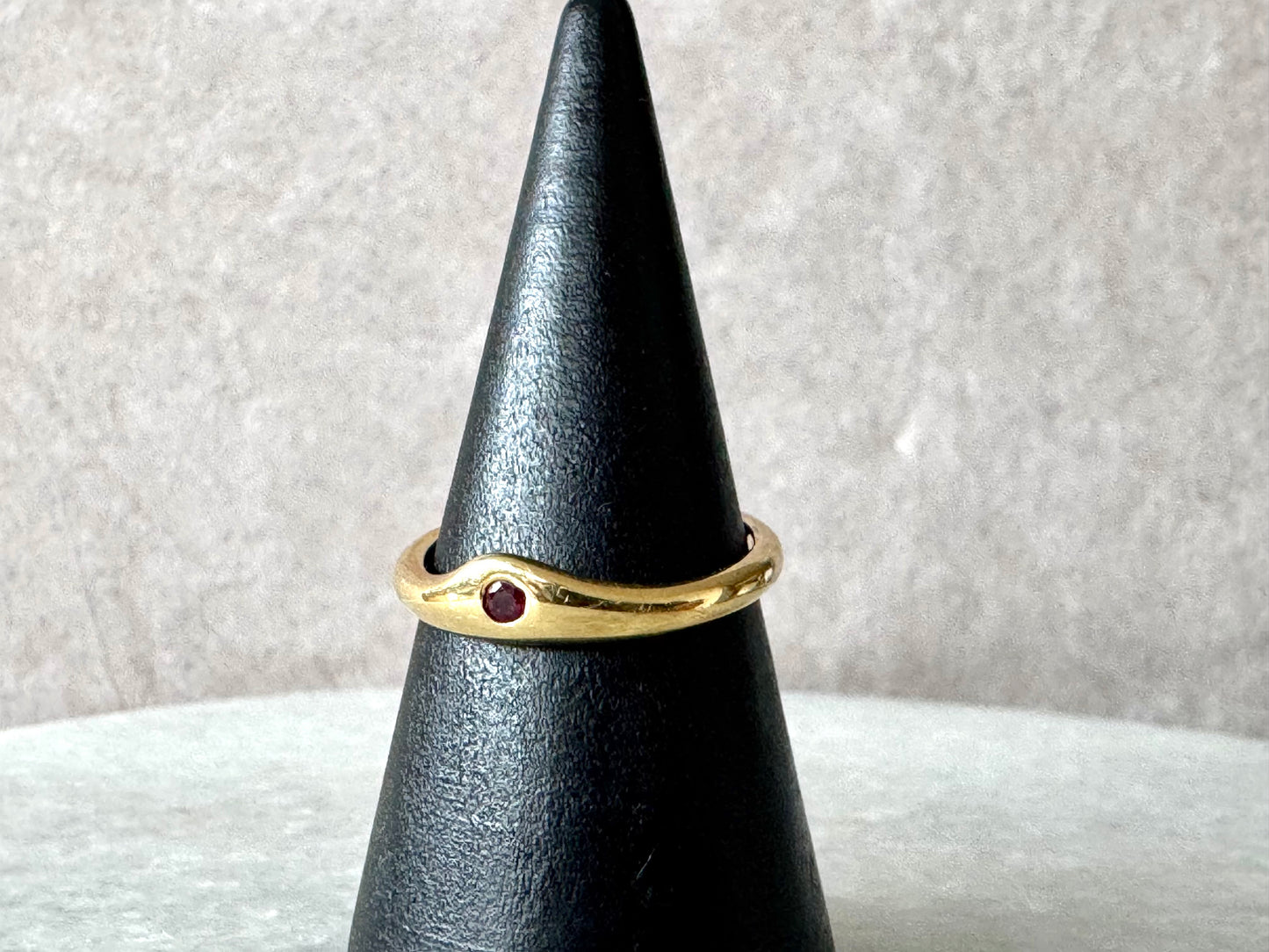 Tiffany & Co. Wave Ring Ruby in 750 Yellow Gold