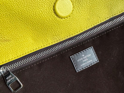 LOUIS VUITTON Veau Cachemire Tote W PM